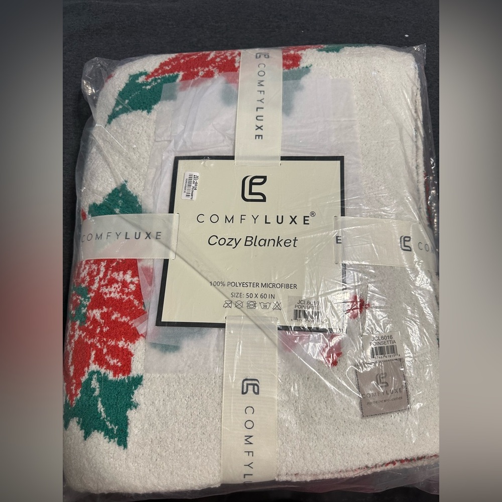 ComfyLuxe Christmas poinsettia blanket bnwt